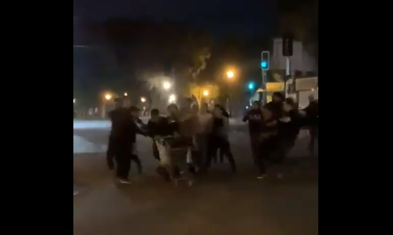 Manifestantes se enfrentan a saqueadores en medio de jornadas