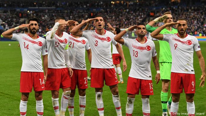 Polémicas del fútbol: UEFA investigará saludo militar turco y gestos nazis en Bulgaria