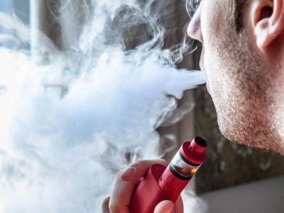 Vapeadores: uno de cada tres adolescentes chilenos de 13 a 15 años reconoce haberlos usado