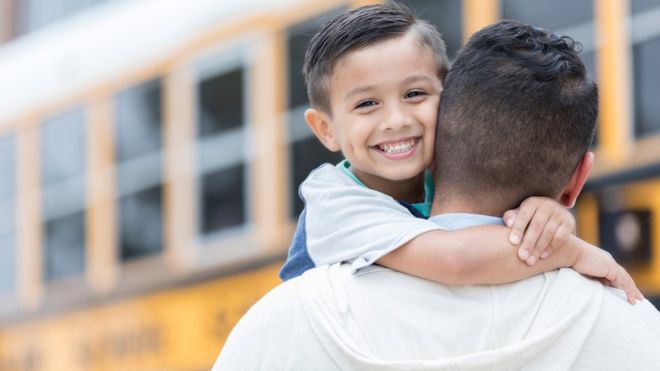 Educación: qué es la «crianza positiva» y cómo puedes usarla para ser «firme pero amable» con tus hijos