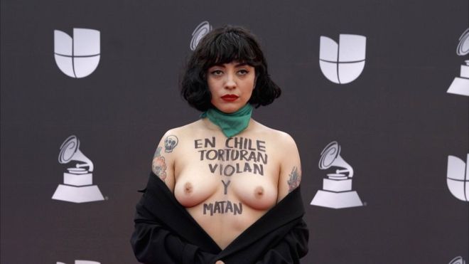 La contundente denuncia en topless de Mon Laferte que revolucionó la alfombra roja de los Latin Grammy