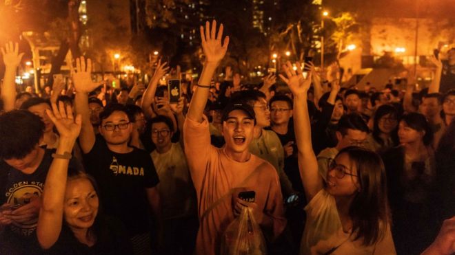 Protestas en Hong Kong: el abrumador triunfo de los candidatos que apoyan las manifestaciones en las elecciones municipales