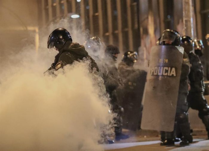 Policía dispersa choques entre opositores y seguidores de Evo Morales