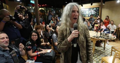 Patti Smith a los manifestantes en Chile: “Estoy con ustedes”