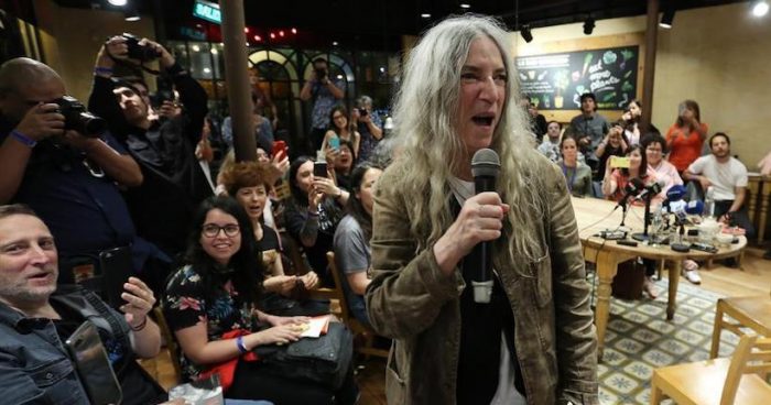 Patti Smith a los manifestantes en Chile: «Estoy con ustedes»