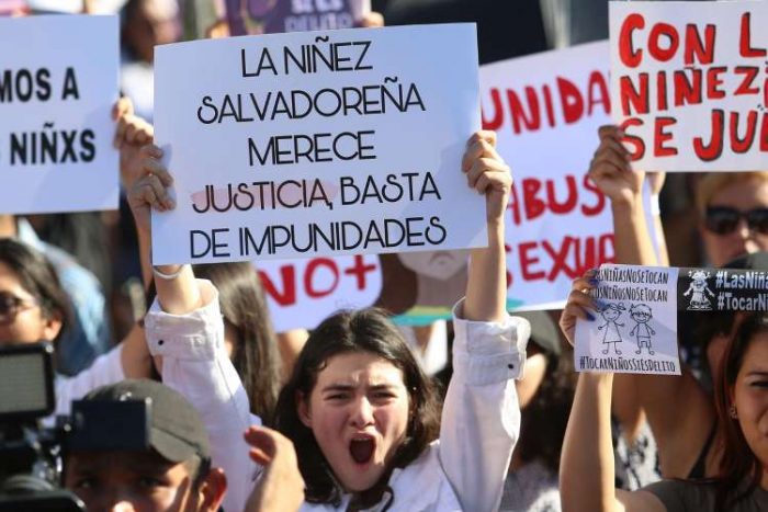 Piden justicia en El Salvador para menor al grito de «las niñas no se tocan»
