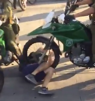 Video muestra triple atropello de carabineros a joven manifestante