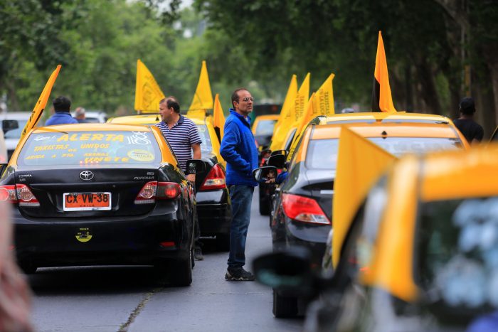 Taxistas se manifiestan en las calles del centro de Santiago para pedir la renuncia de la ministra Hutt