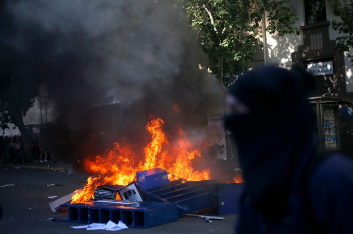 Barricadas, incendios, saqueos y heridos con perdigones se registran en Santiago y regiones en nueva jornada de protesta