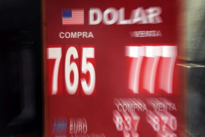 Dólar respira y anota su mayor baja desde la crisis financiera del 2008 tras acuerdo constitucional
