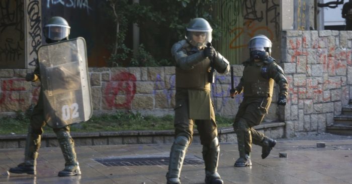 Contraloría oficia a Carabineros por apodos de policías en sus uniformes