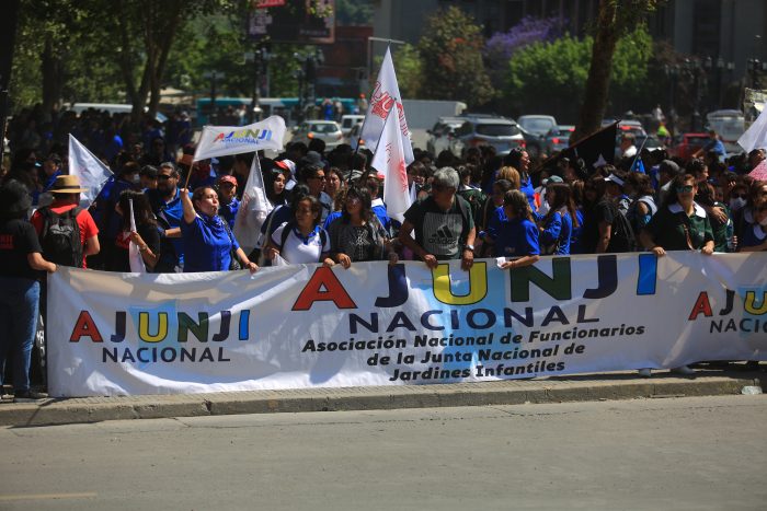 Trabajadores de la Mesa del Sector Público marchan por la Alameda en nueva jornada de paro nacional