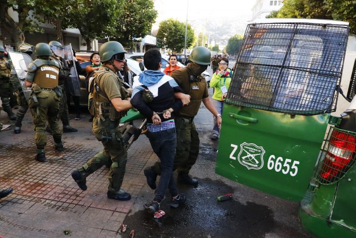 Nuevo balance de Carabineros: 61 personas detenidas y 6 uniformados heridos