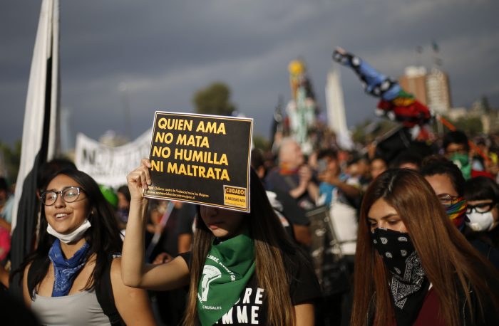 Latinoamérica, hastiada de feminicidios, protesta al unísono