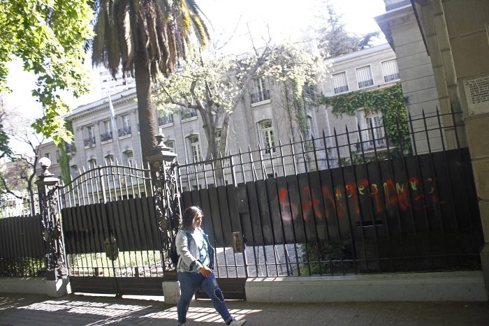 Embajador de Argentina en Chile fue evacuado tras ataque de manifestantes durante protestas en el centro de Santiago
