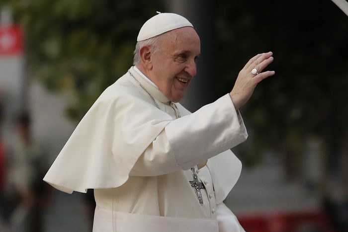 El Papa pide perdón por «perder la paciencia» con mujer que lo agarró del brazo en el Vaticano