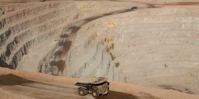 Antofagasta Minerals anuncia disminución de ingreso de trabajadores a sus operaciones y proyectos