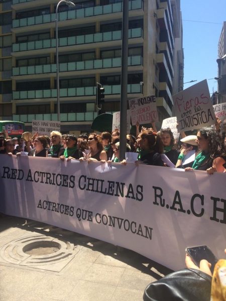 Red de Actrices Chilenas se manifestó fuera del Ministerio de la Mujer en contra de Isabel Plá