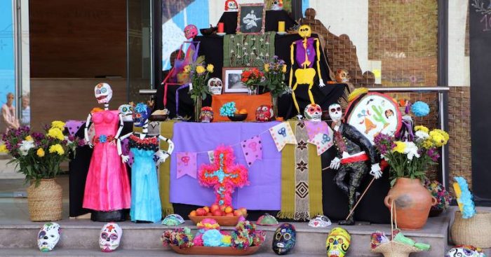 Con altar del Día de los Muertos Museo Violeta Parra recuerda a las personas fallecidas en las manifestaciones sociales