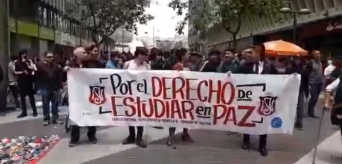 «Por el derecho de estudiar en paz»: alumnos del Instituto Nacional marchan en Plaza de Armas
