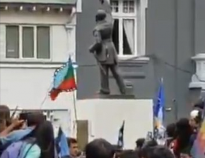 Armada de Chile condena ataque a estatua de Arturo Prat en Temuco
