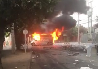 Los Andes: manifestantes queman ambulancia y realizan destrozos en Mutual de Seguridad