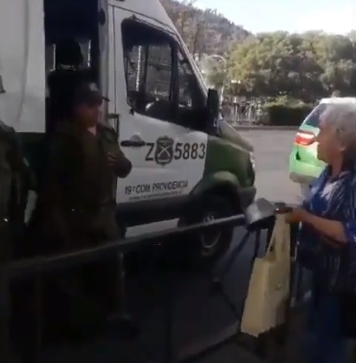 “Basta ya”: anciana realiza solitario cacerolazo criticando a militares y carabineros a metros de estos últimos 