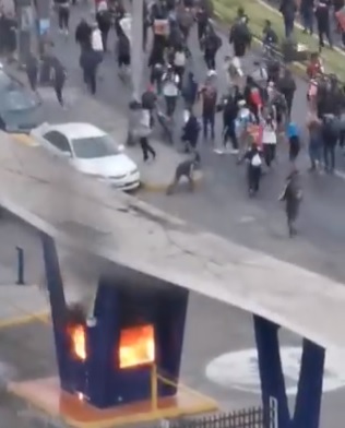 Grupo de individuos quemó guardia de la Fach en Iquique