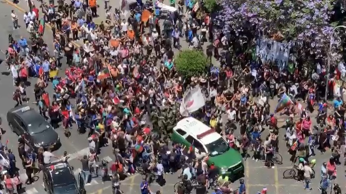 Tumulto agrede a Carabineros en medio de manifestaciones en la Alameda