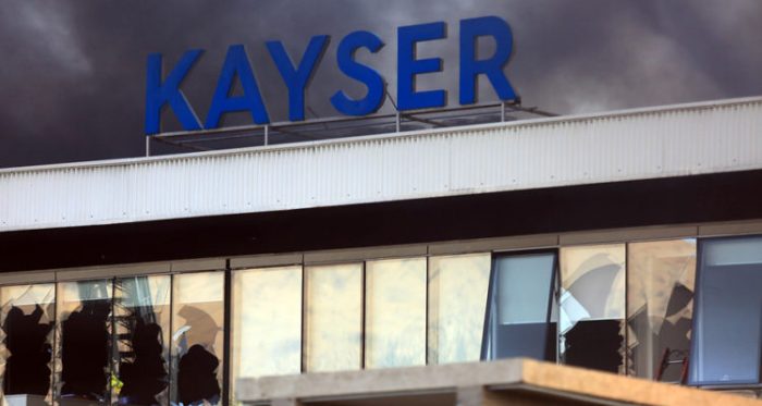 Joven de 17 años muerto en incendio de la fábrica Kayser tenía tres orificios en el tórax que no fueron medidos por el SML