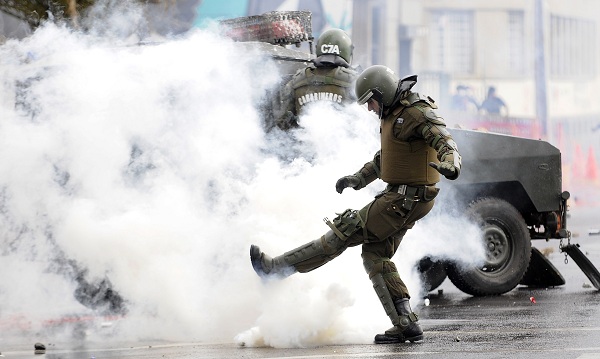 Informe de la U. de Valparaíso revela que «uso excesivo» de gas lacrimógeno es utilizado como «elemento de castigo»