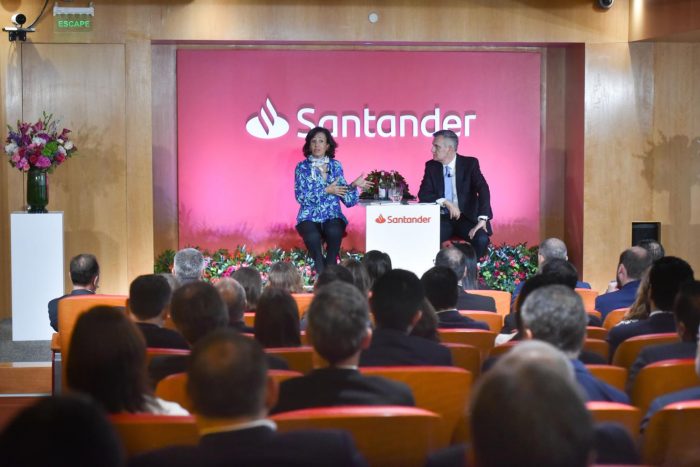 Ana Botín, la mujer poderosa de Santander, aterrizó en Chile para monitorear la crisis