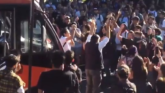 Chófer bajó de micro para bailar junto a manifestantes en Viña del Mar