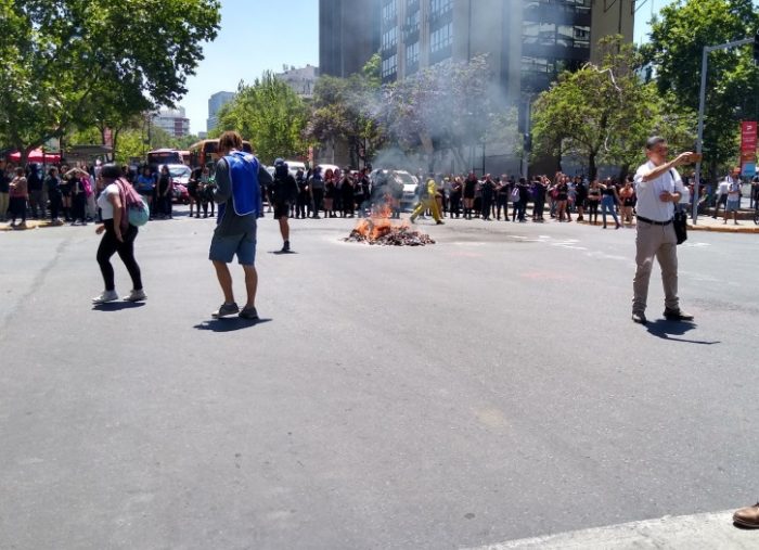 Estudiantes secundarios arman barricadas y cortan el tránsito en Providencia