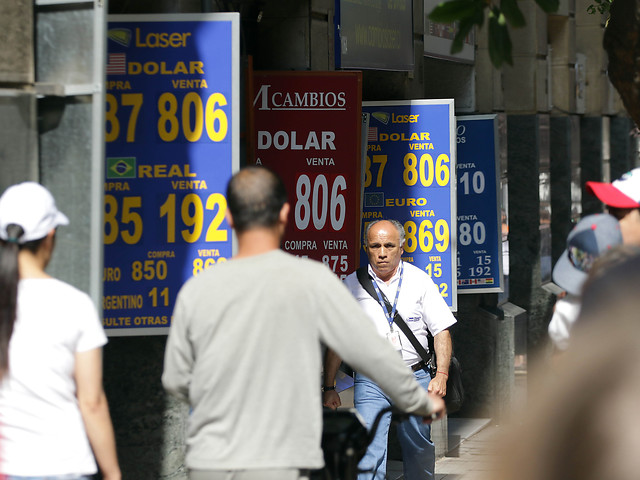 Banco Central anuncia nuevas medidas para tratar de frenar el desplome del peso por la crisis