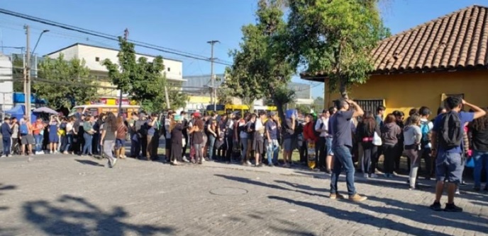 Jóvenes realizan incidentes en cantón de reclutamiento de Puente Alto