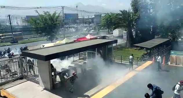 Carabineros lanzan bombas lacrimógenas adentro del Duoc UC de Puente Alto