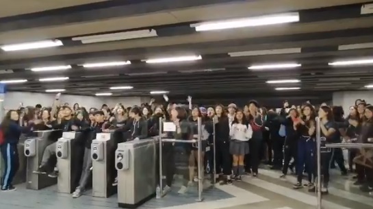 Metro de Santiago: estudiantes secundarios protagonizan manifestaciones en las estaciones Parque Bustamante, Santa Isabel e Irarrázaval