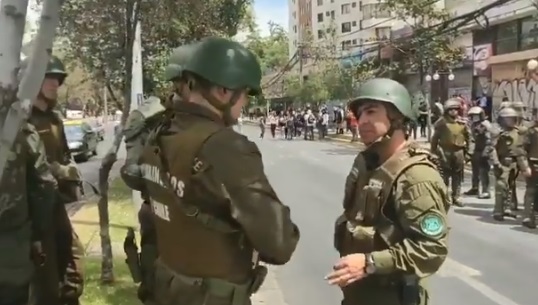 Registran orden de capitán de Carabineros a subalternos para ocultar identidades en manifestaciones