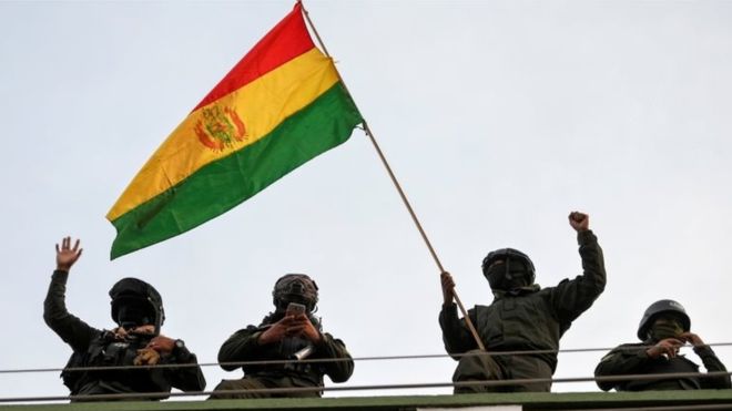 Motín de policías en Bolivia: agentes de varias ciudades se declaran en rebeldía contra el gobierno de Morales, quien denuncia un «golpe de Estado»