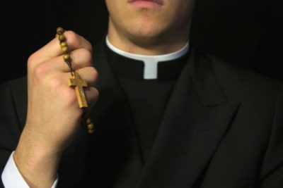 Suspenden del sacerdocio a ex rector del seminario de Concepción acusado de violación