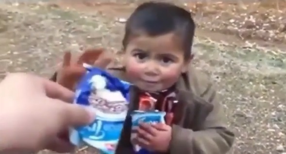 Soldado turco regala chocolate a niño sirio en plena intervención bélica en el país del medio oriente