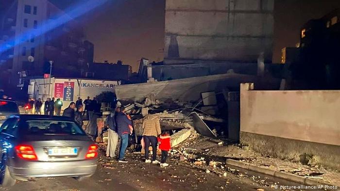 Sismo de magnitud 6,4 sacude Albania y provoca el derrumbe de un edificio