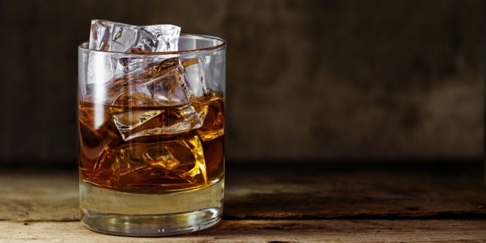 ¿Cuál es la diferencia entre el whisky, whiskey o bourbon?