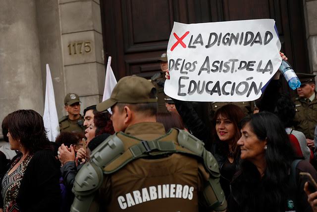 Siguen esperando: cuestionan a Piñera por dilatar promulgación de ley que termina con discriminaciones a asistentes de la educación