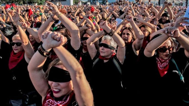 «Las Tesis senior»: cómo la broma de hacer una versión para mayores de 40 de «Un violador en tu camino» se convirtió en un multitudinario evento en Chile