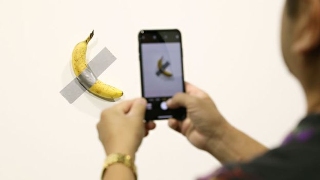 Artista se comió el plátano de US$120.000 expuesto por Maurizio Cattelan en el Art Basel de Miami
