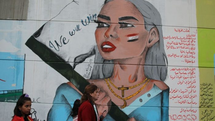 En fotos: las mujeres en Irak reivindican sus derechos pintando en los muros de Bagdad