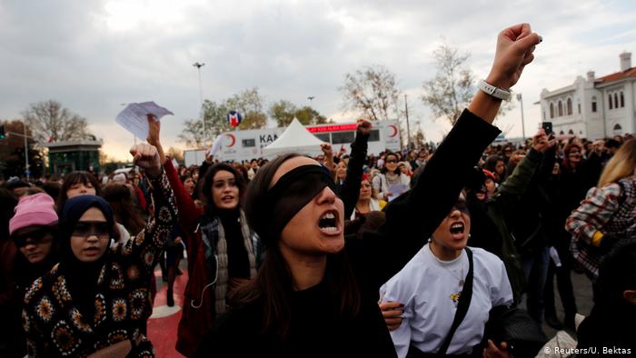 Feministas turcas arriesgan hasta dos años de cárcel por cantar “un violador en tu camino”