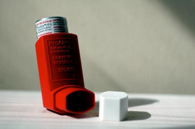 “Lo básico nos mata”: conviviendo con asma severa y la insuficiencia de la salud pública chilena